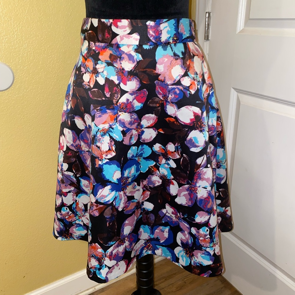 Floral skirt. Size:0. Good condition.
